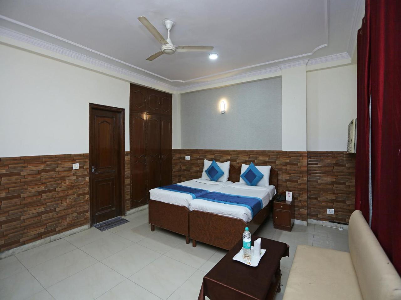 Oyo 472 Hotel Sareen Нью-Дели Экстерьер фото