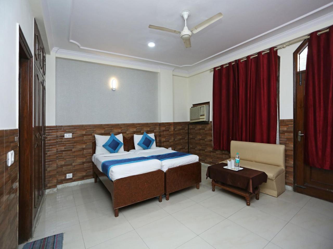 Oyo 472 Hotel Sareen Нью-Дели Экстерьер фото