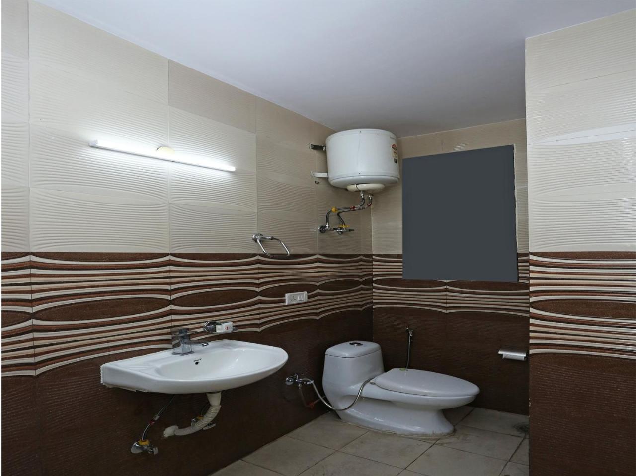 Oyo 472 Hotel Sareen Нью-Дели Экстерьер фото