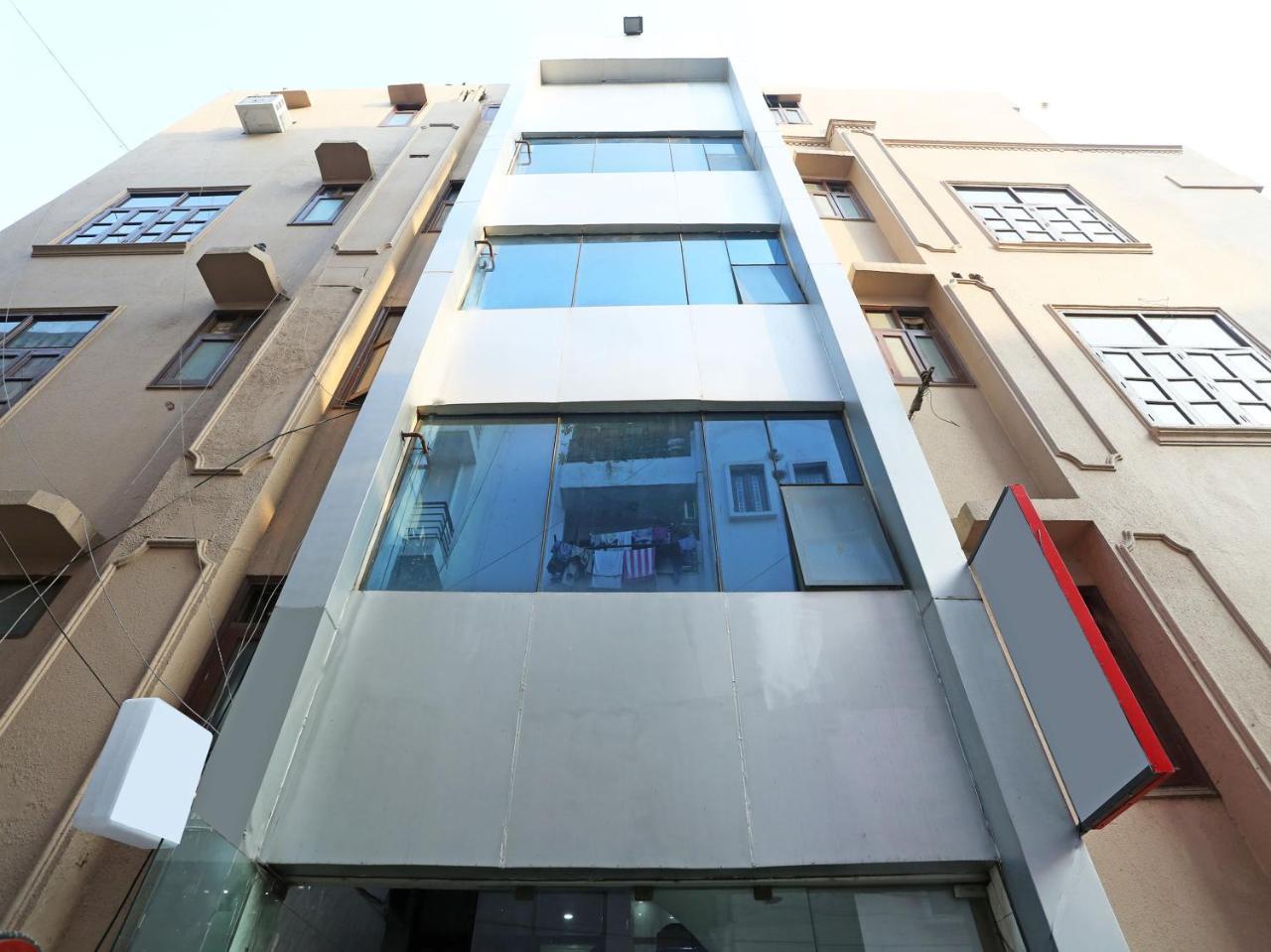 Oyo 472 Hotel Sareen Нью-Дели Экстерьер фото