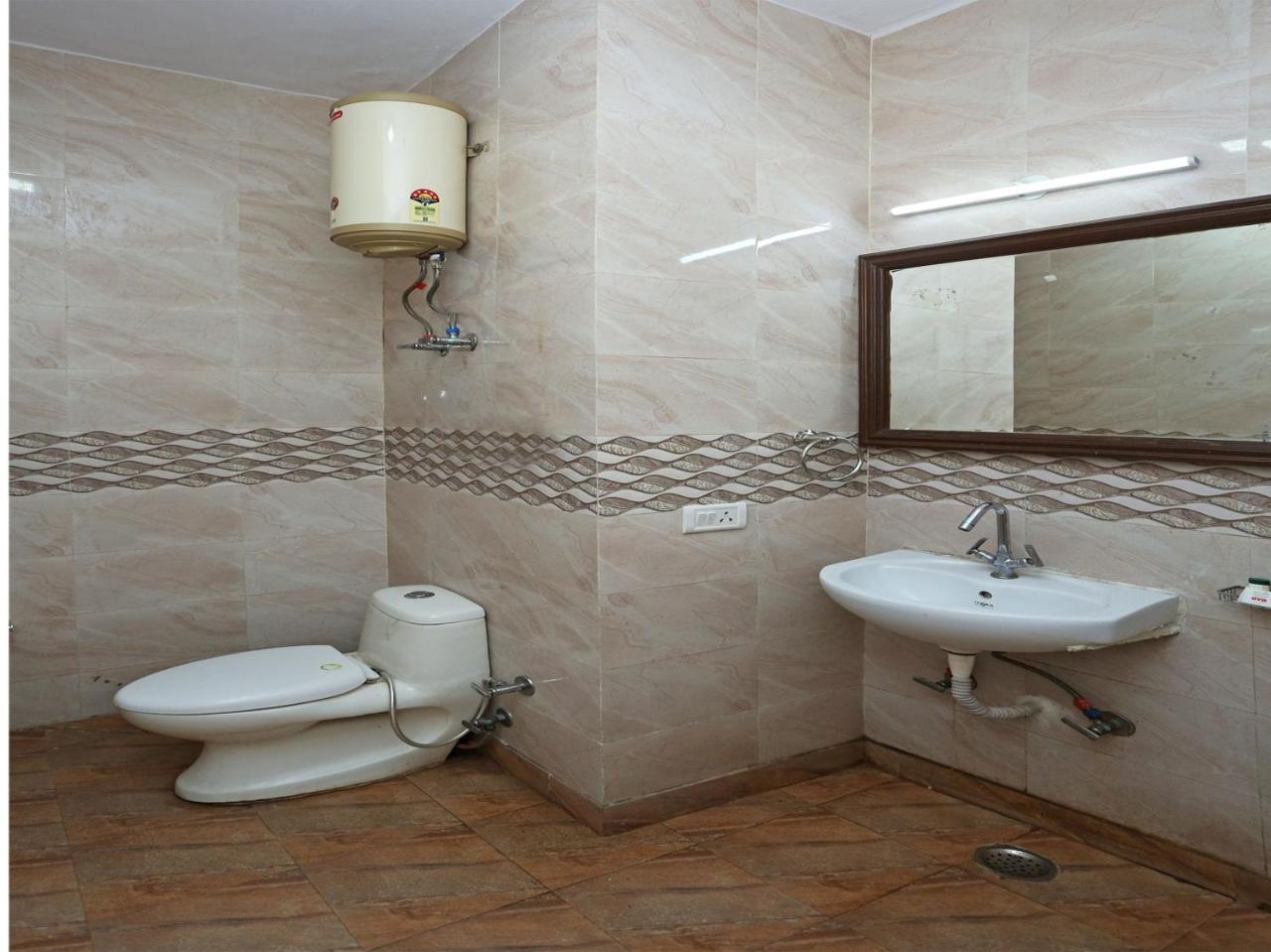 Oyo 472 Hotel Sareen Нью-Дели Экстерьер фото