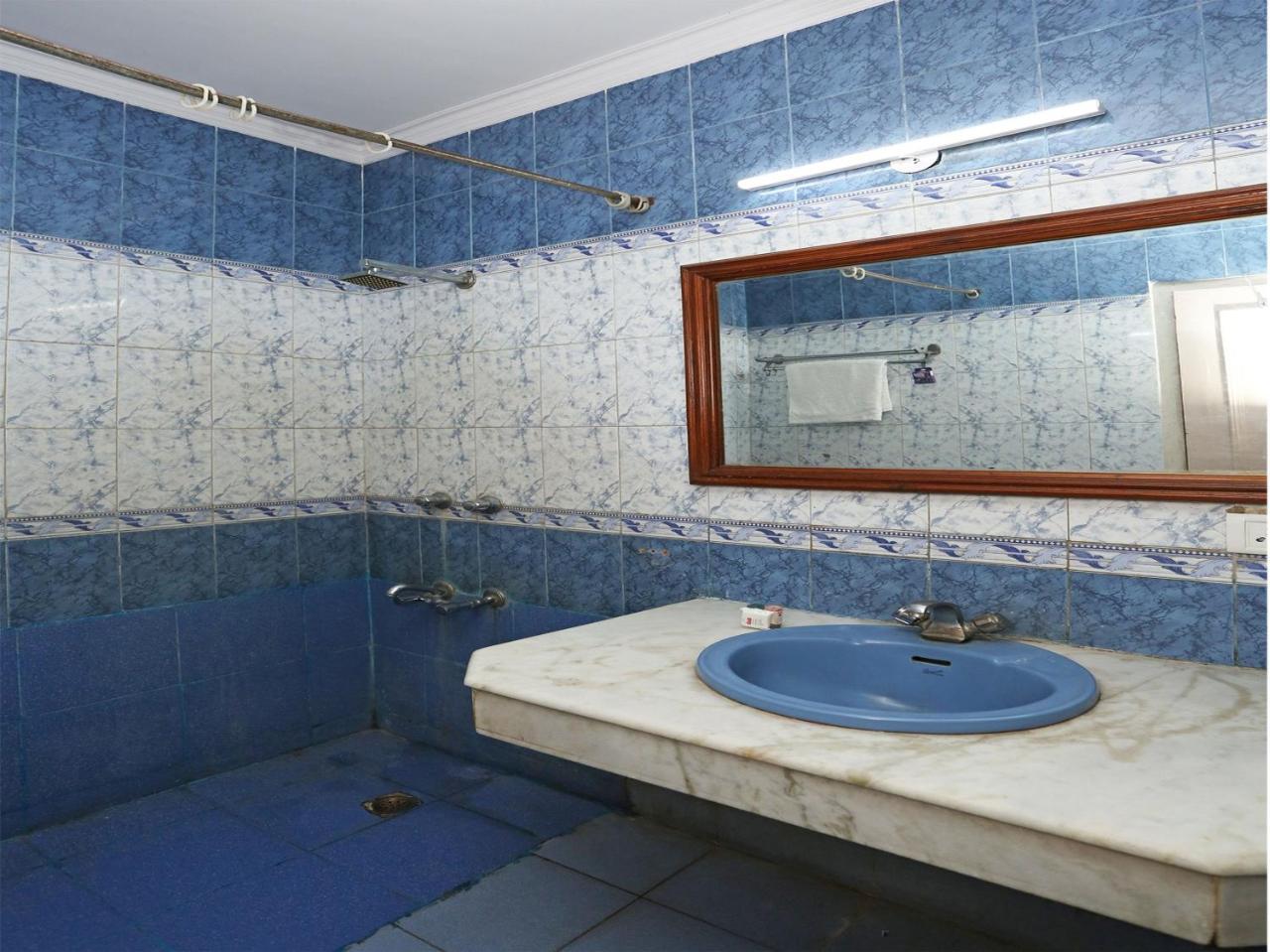 Oyo 472 Hotel Sareen Нью-Дели Экстерьер фото