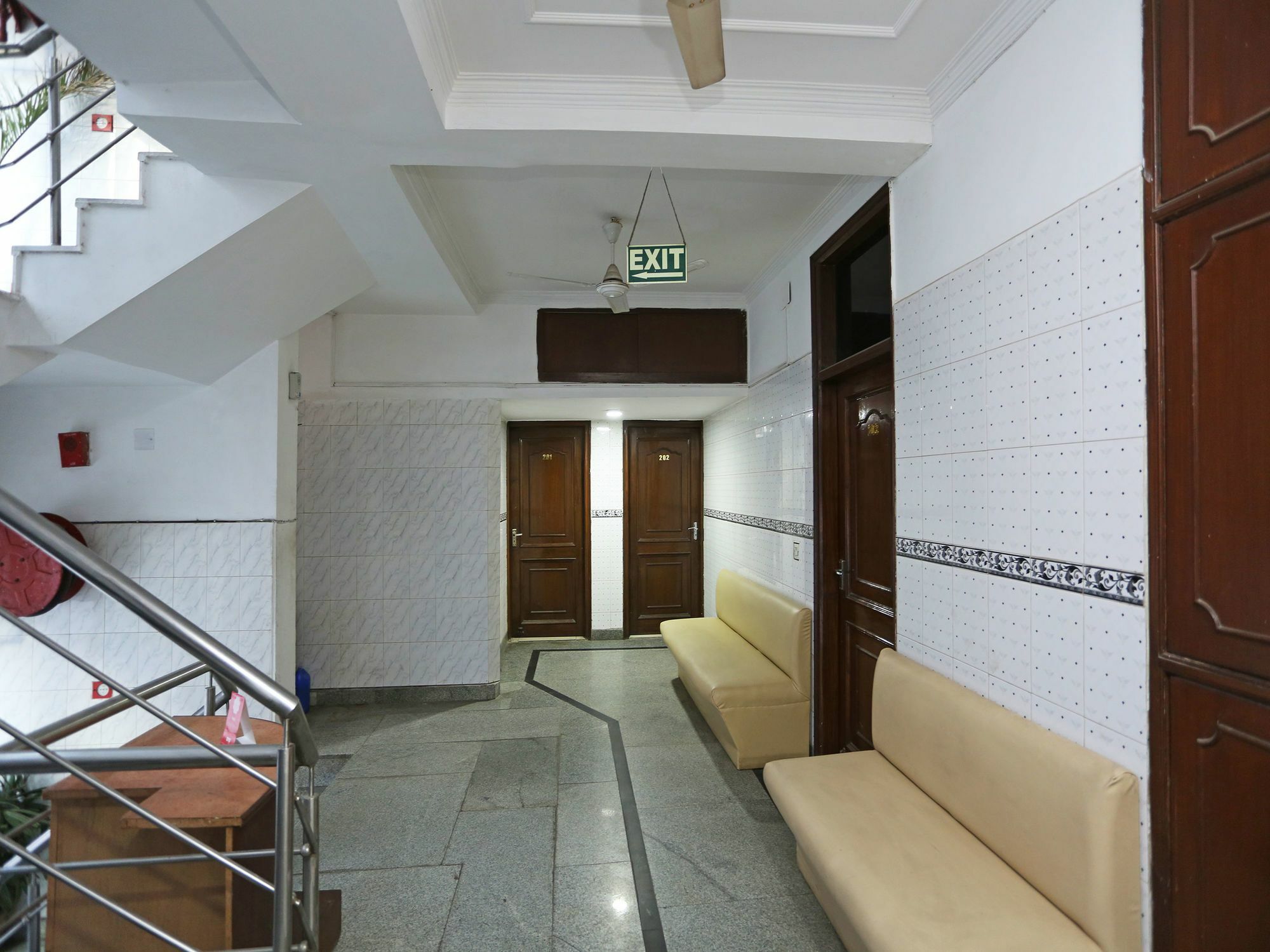 Oyo 472 Hotel Sareen Нью-Дели Экстерьер фото