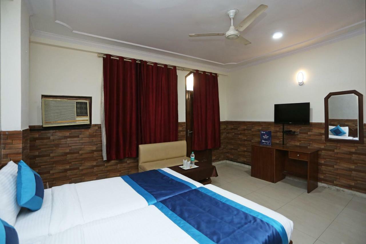 Oyo 472 Hotel Sareen Нью-Дели Экстерьер фото