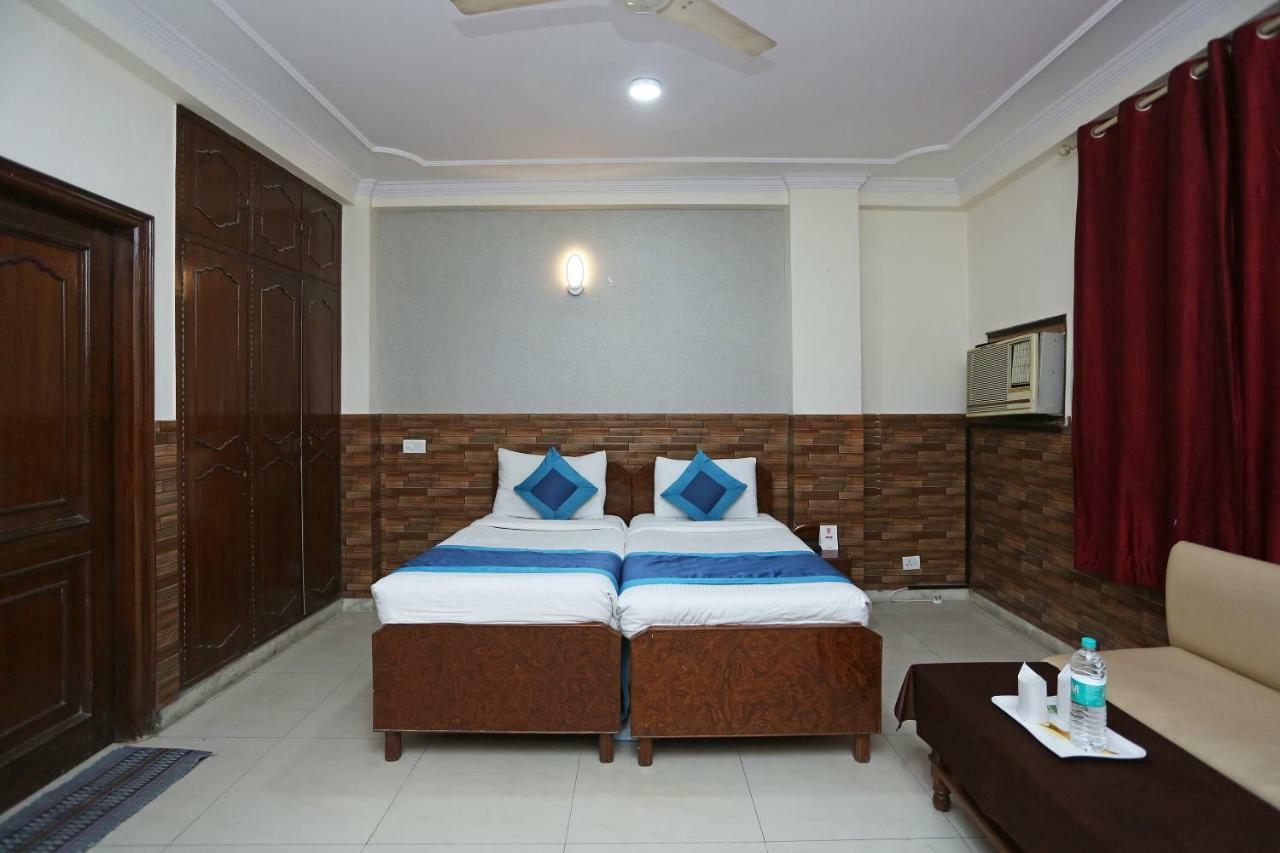 Oyo 472 Hotel Sareen Нью-Дели Экстерьер фото